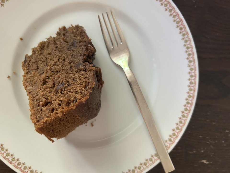 Das Dattel-Kaffee-Mus macht den veganen Kuchen schön saftig