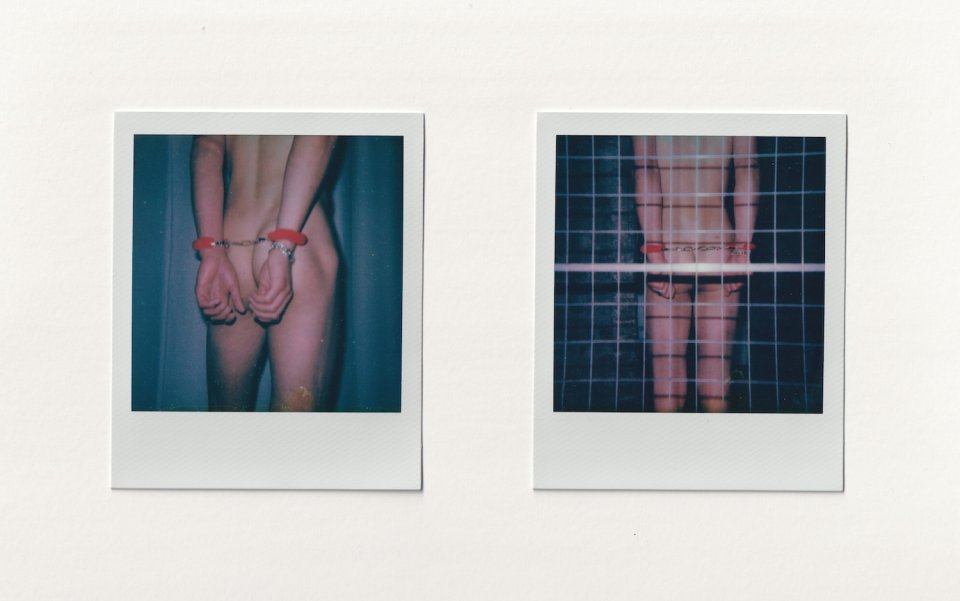 Zwei Polaroidfotos: nackte Person von hinten, rote Handschellen; rechts hinter Gitter.