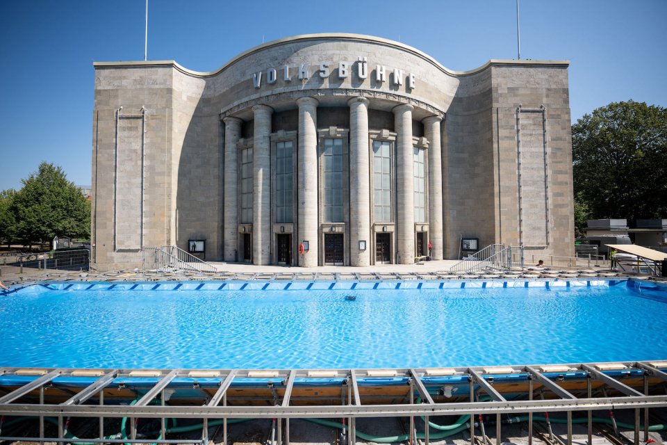 Temporärer Pool vor der Volksbühne; frontal, großes Becken dominiert den Vorplatz.