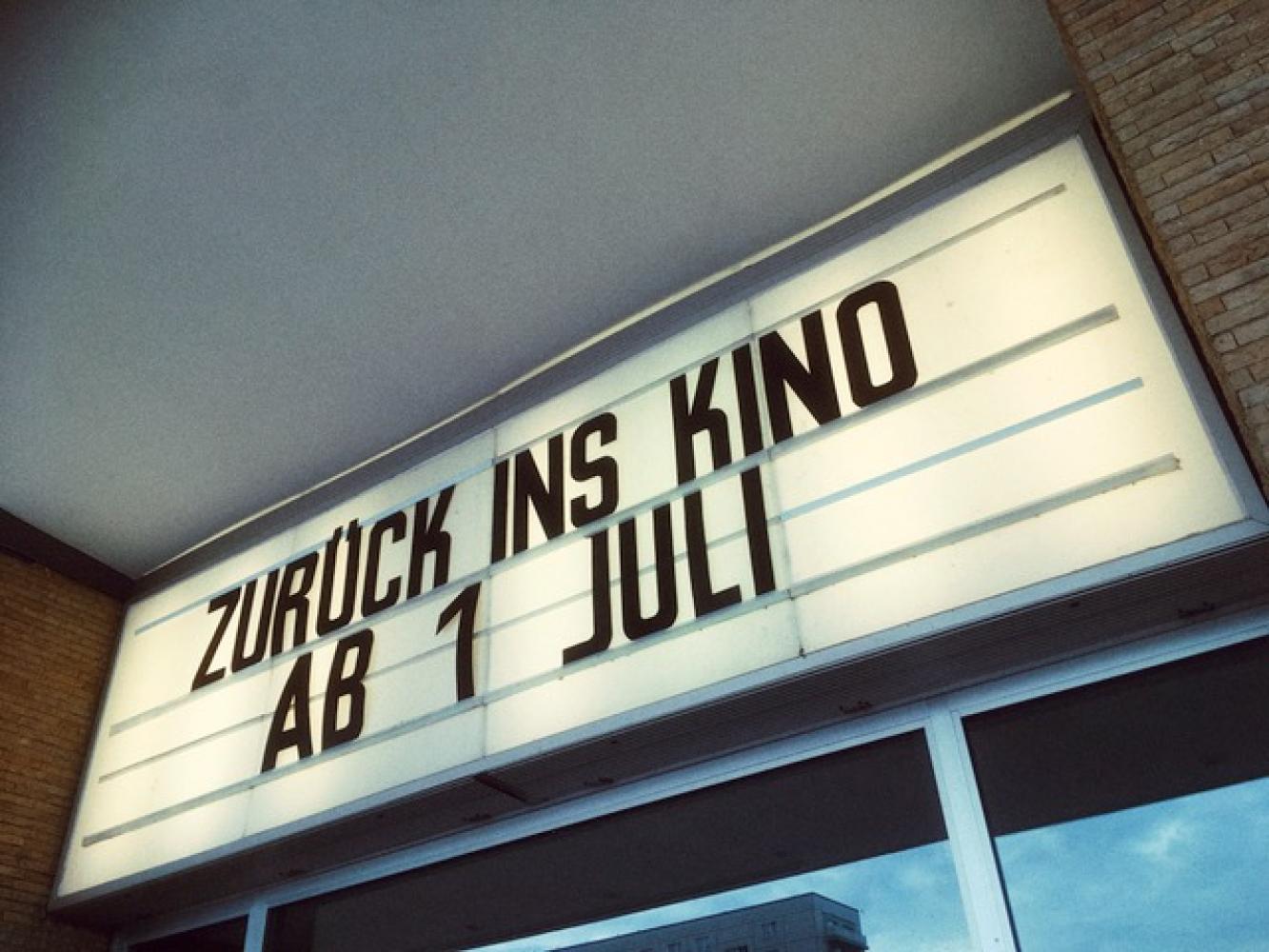 Vorfreude auf Kino im International an der Karl-Marx-Allee Berlin