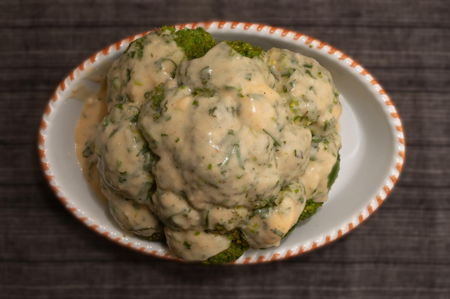 Brokkoli mit Sauce aux gratin vor dem Ofen