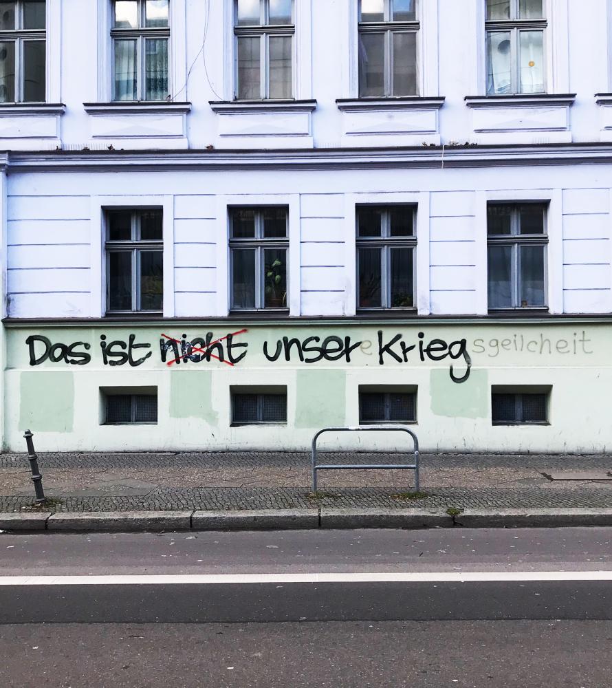 Korrekturen am original Graffiti verändern sich über die Zeit. Skalitzer Straße, Berlin, 2023