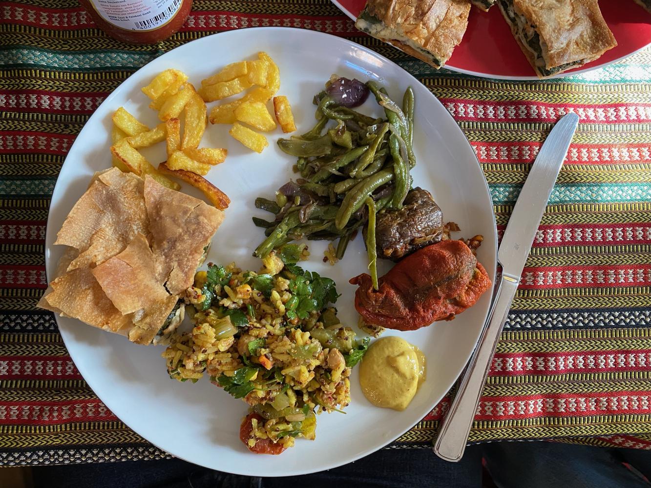 Bunter Grillteller mit Gugu-Gaga-Sauce