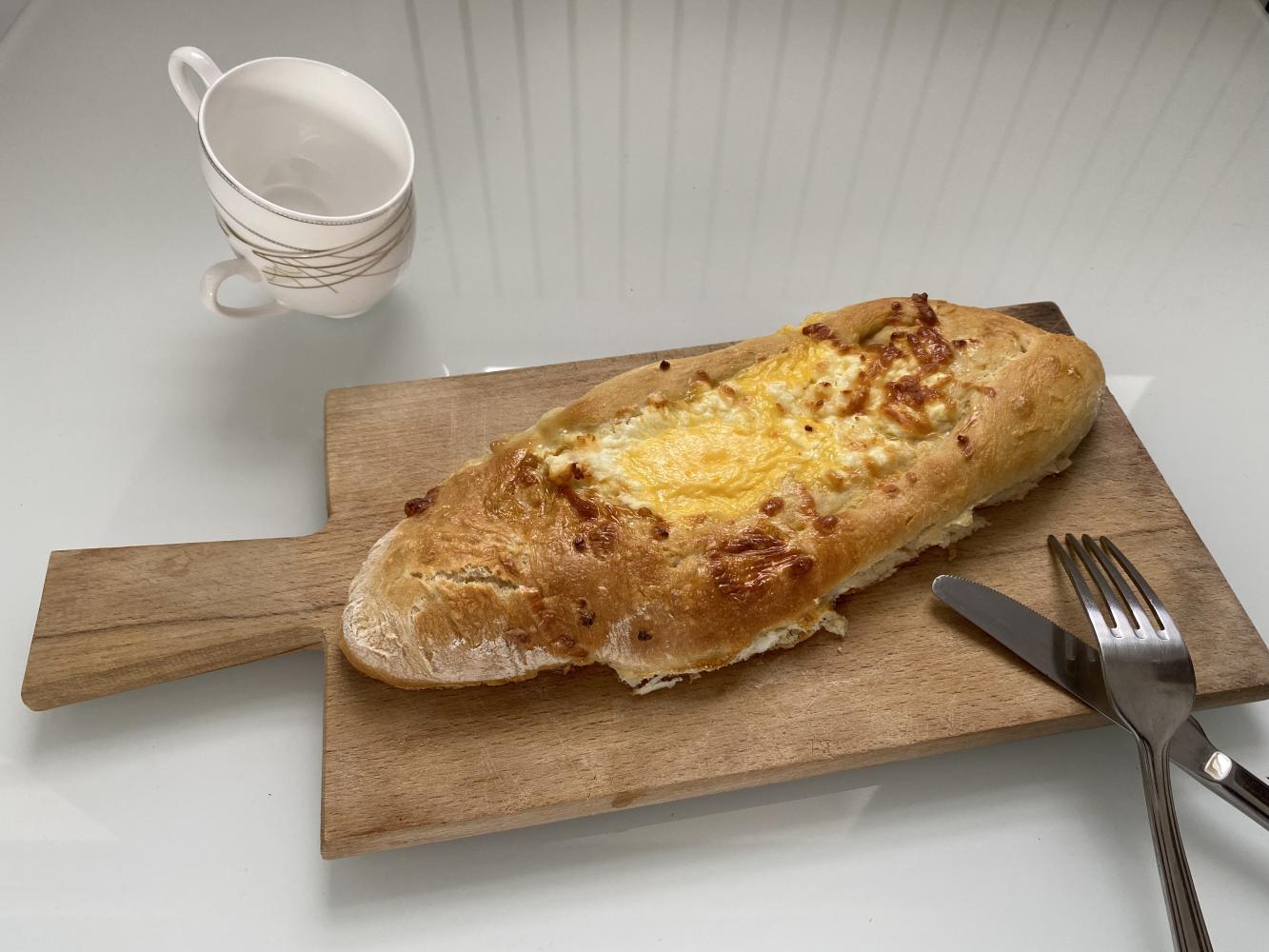 Alles andere als sinnbefreit: georgische Khachapuri