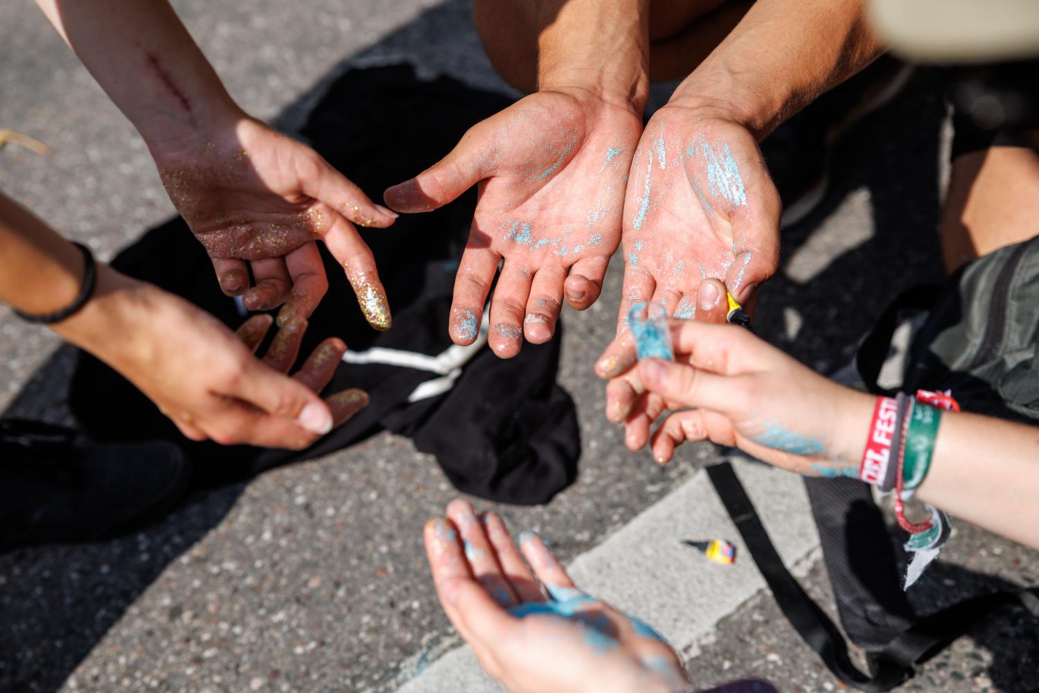 Flimmern als Protest: Demonstrierende mit glitzernden Händen bei der IAA Automesse in München, September 2023