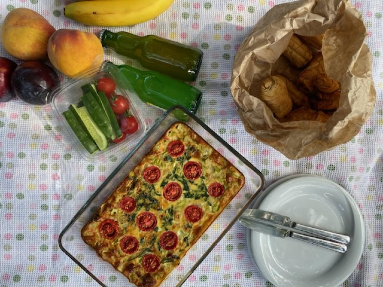 Frittata aufgepimt mit Datteltomaten, Petersilie und etwas geriebenem Hartkäse