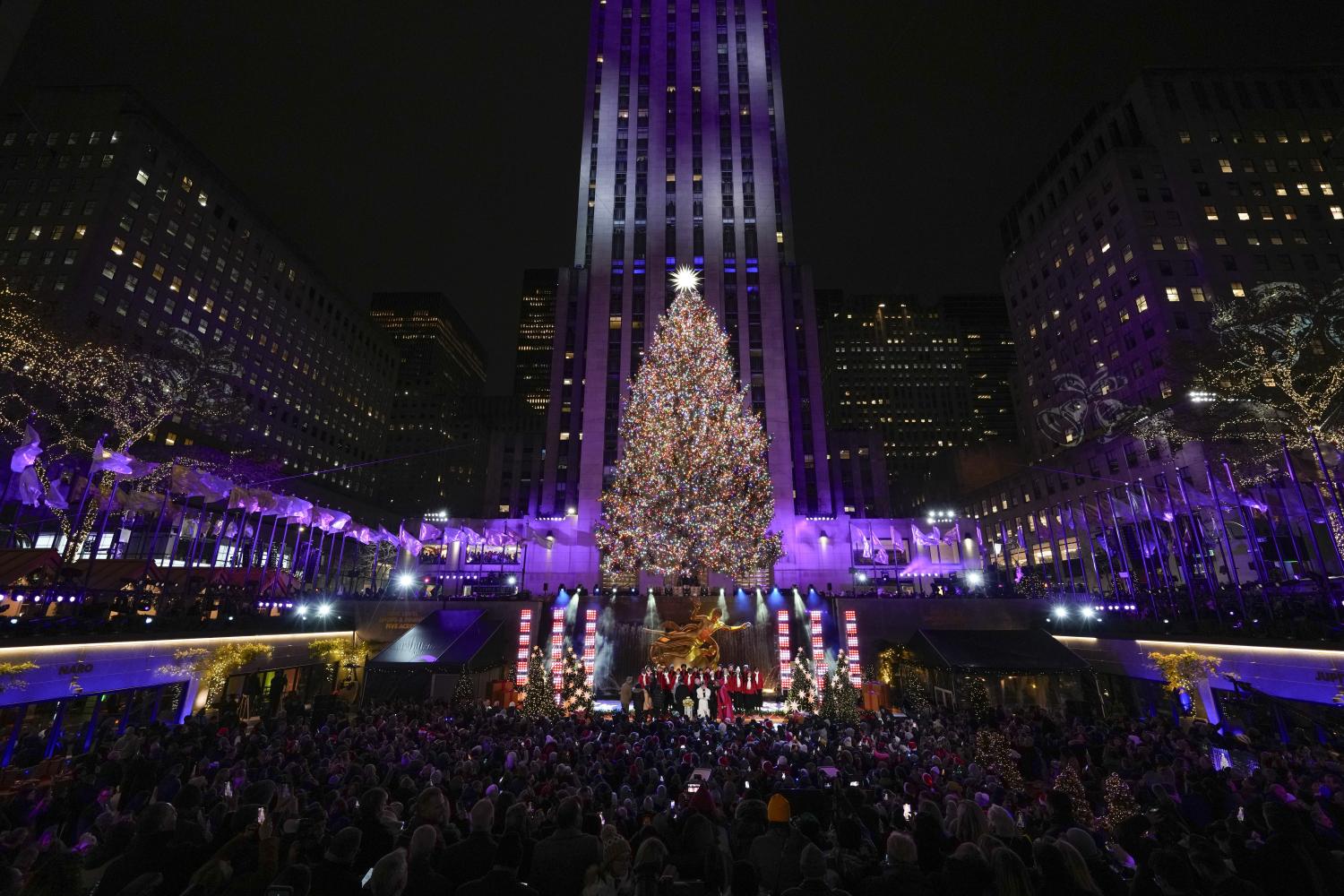 Es weihnachtet sehr: Glitzernder Baum vor dem Rockefeller Center in New York