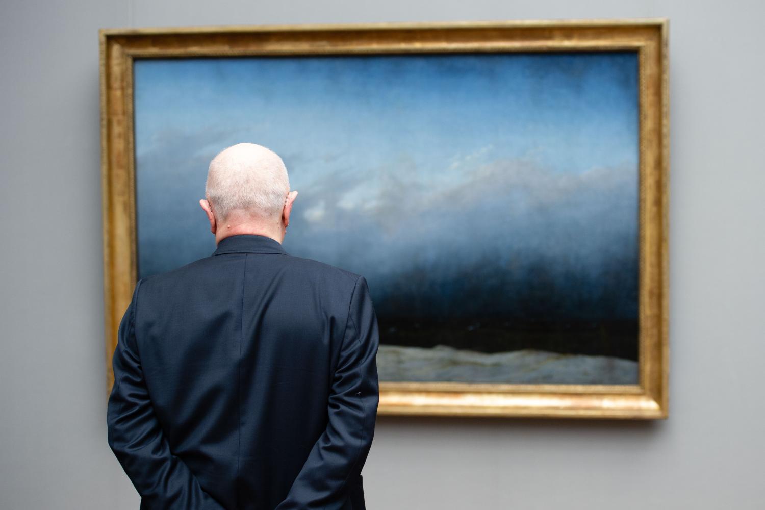 Ein Mann steht in der Alten Nationalgalerie vor Caspar David Friedrichs Werk «Mönch am Meer»
