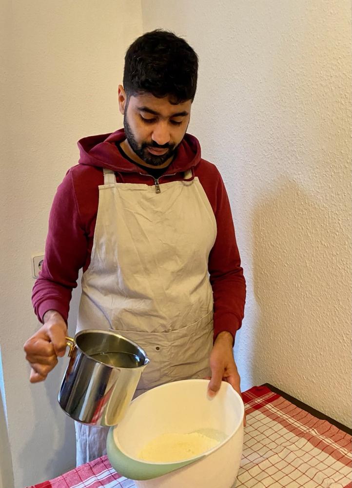 Das Wasser nach und nach in die vermischten trockenen Zutaten geben 