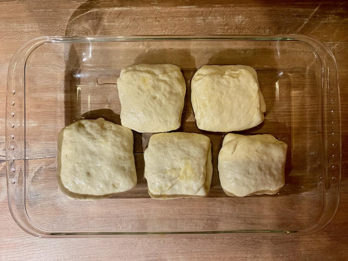 Die Seiten des Teiges nach innen klappen, so dass ein Viereck entsteht