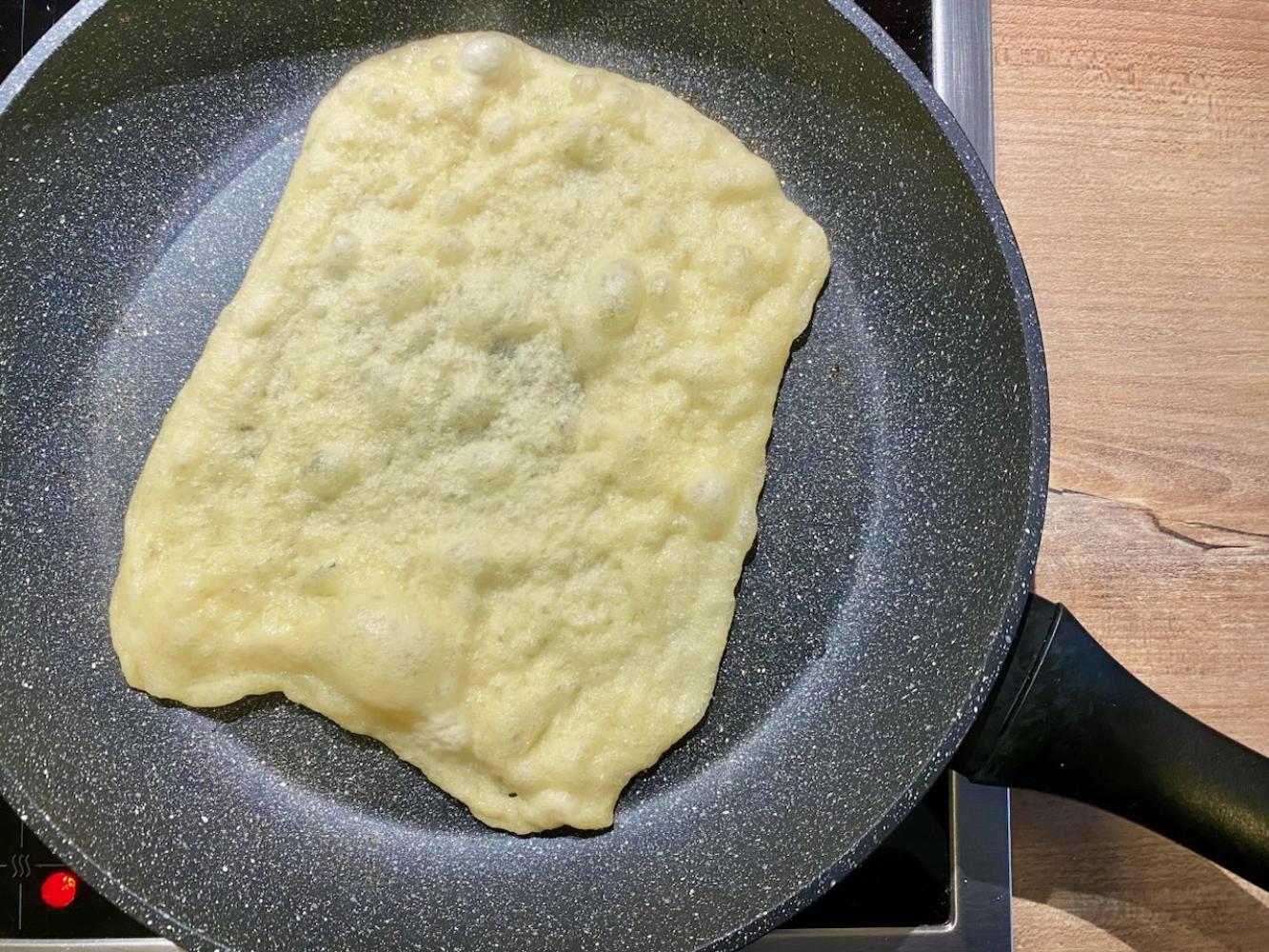 Die Teig-Vierecke platt drücken und von beiden Seiten auf mittlerer Hitze gold-braun ausbacken