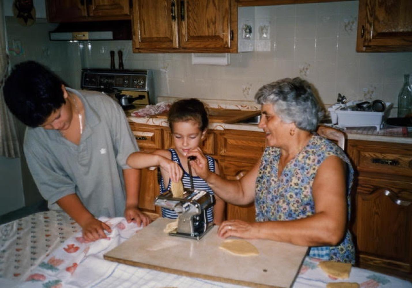 Ariane Laezza als Kind mit ihrer Nonna (rechts)
