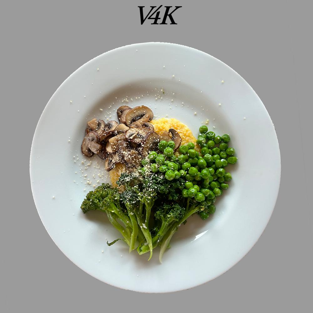 "Polenta with Peas, Wild Broccoli and Mushrooms" vom Account @Vegan4000 von Martina Tiefenthaler
