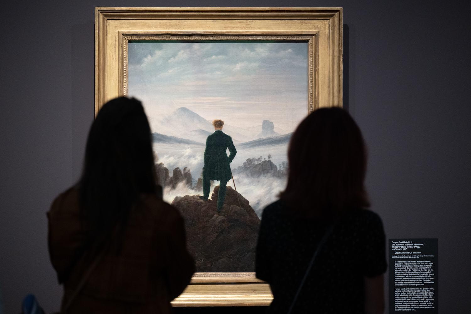 Teilnehmer eines Presserundgangs stehen im Albertinum in der Ausstellung "CasparDavid Friedrich. Wo alles begann" vor dem Gemälde "Der Wanderer über dem Nebelmeer"