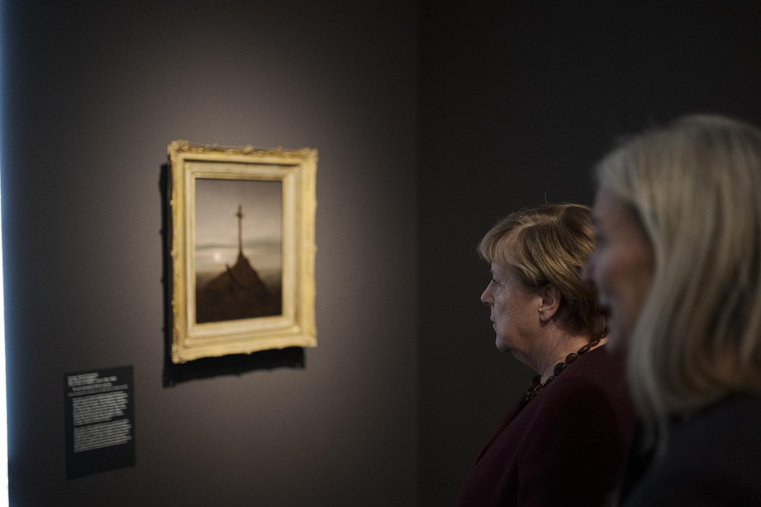  Bundeskanzlerin a. D. Angela Merkel (CDU, l) und Marion Ackermann, Generaldirektorin der Staatlichen Kunstsammlungen Dresden, stehen vor einem Gemälde in der Ausstellung "Caspar David Friedrich. Wo alles begann" im Albertinum Dresden