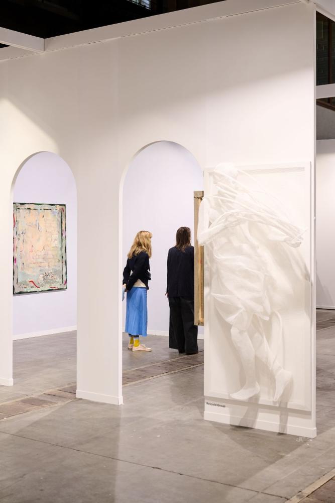 Stand der Galerie Suzanne Tarasieve auf der Art Brussels