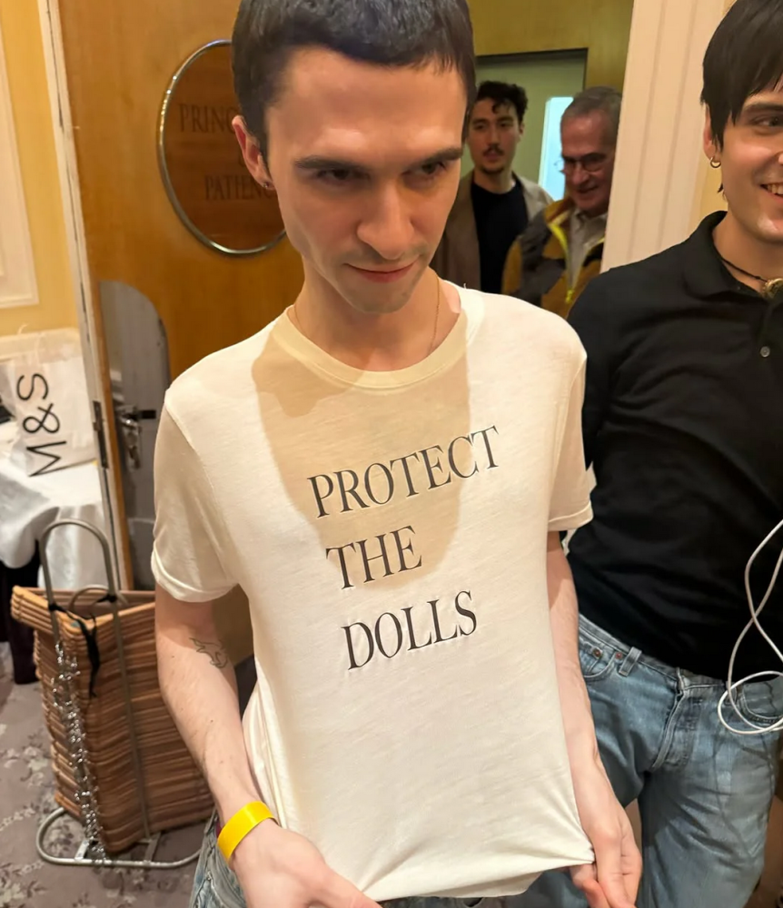 Designer Conner Ives in seinem "Protect The Dolls"-T-Shirt