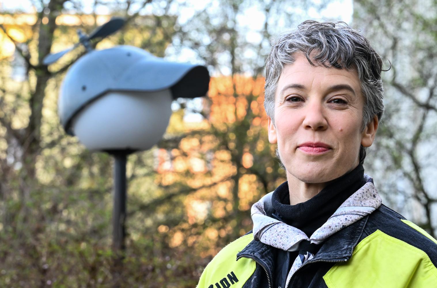 Künstlerin Alona Rodeh mit einer ihrer "Nightcaps"-Lampen in Berlin, 2025