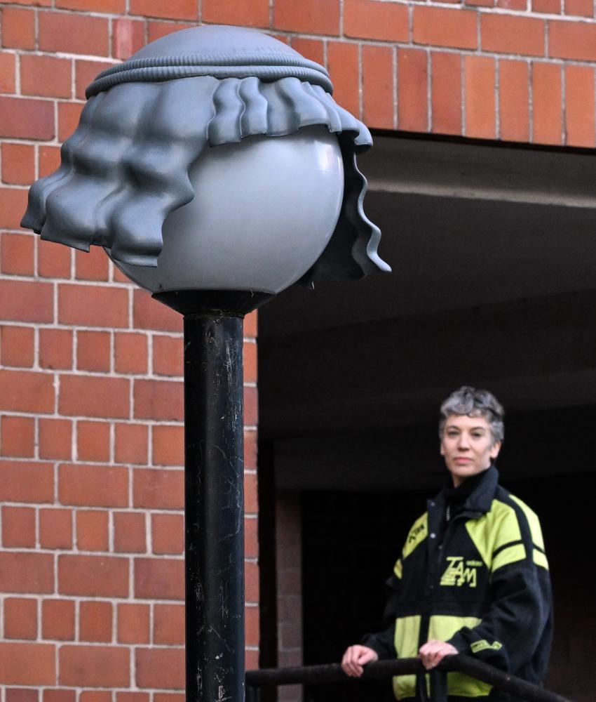 Alona Rodeh mit "Nightcaps"-Laterne, Berlin, 2025