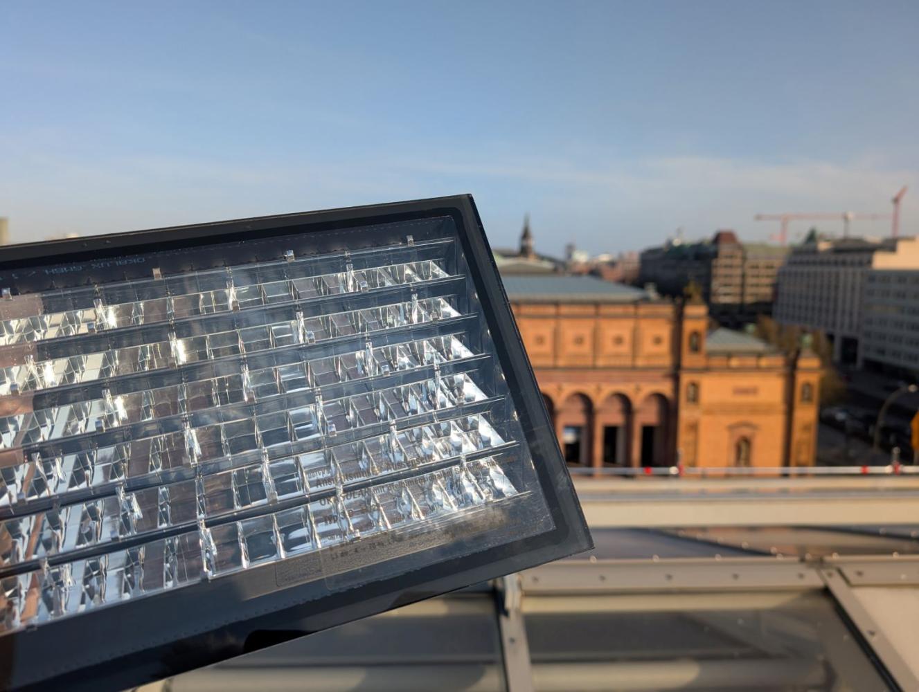 Muster der Isolierverglasung mit innenliegendem dreidimensionalen Sonnenschutzraster auf dem Dach der Galerie der Gegenwart in Hamburg