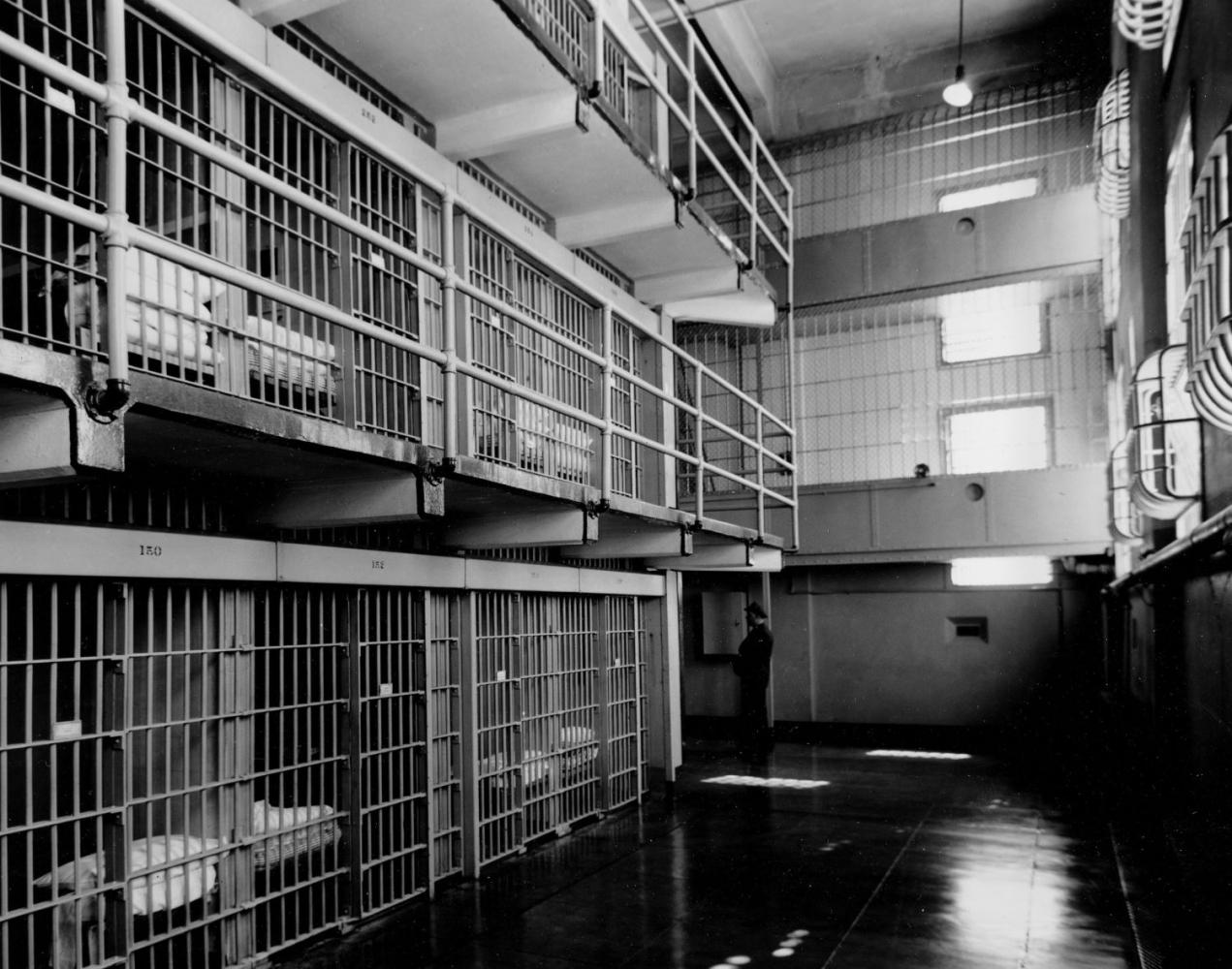 Diese Aufnahme von 1956 zeigt eine der drei Reihen mit Einzelzellen im Hauptblock des damaligen Bundesgefängnisses Alcatraz