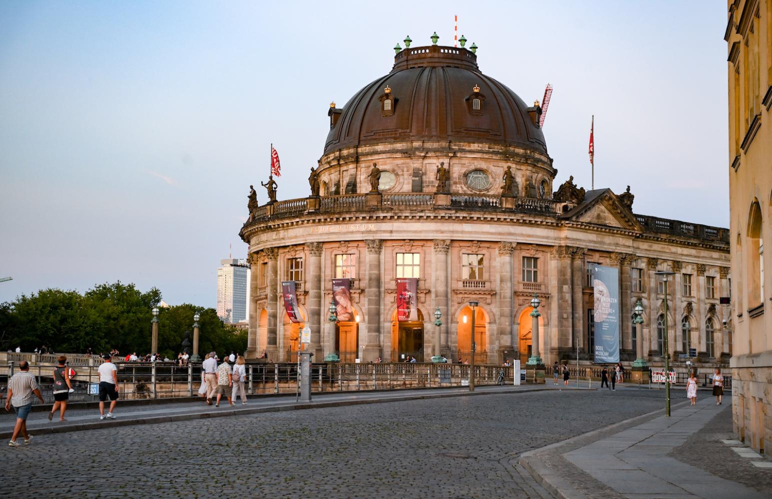 Das Bode-Museum mit dem Münzkabinett und die Monbijoubrücke am Abend in Berlin