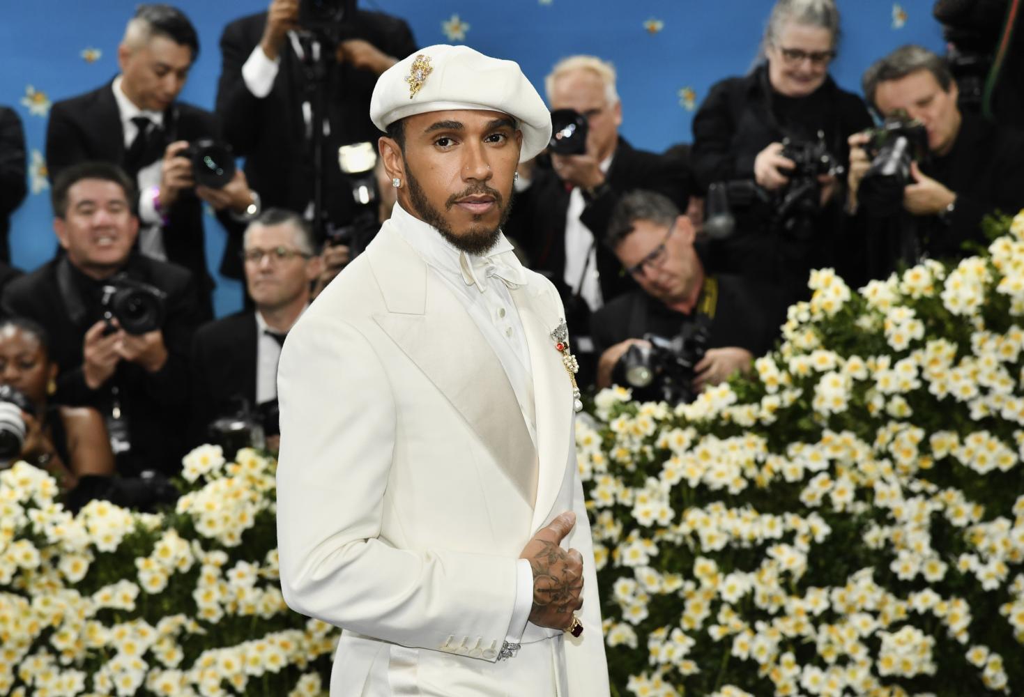 Rennfahrer Lewis Hamilton bei der Benefizgala des Costume Institute des Metropolitan Museum of Art (The Met) zur Eröffnung der Ausstellung "Superfine: Tailoring Black Style" in New York