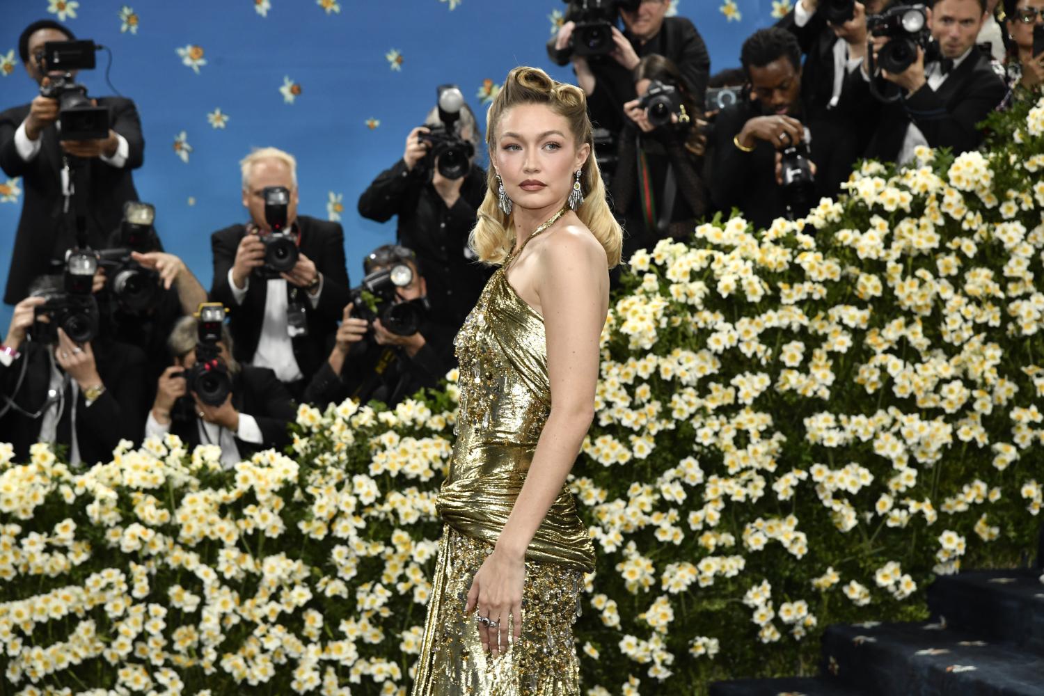 Model Gigi Hadid bei der Benefizgala des Costume Institute des Metropolitan Museum of Art (The Met) zur Eröffnung der Ausstellung "Superfine: Tailoring Black Style" in New York