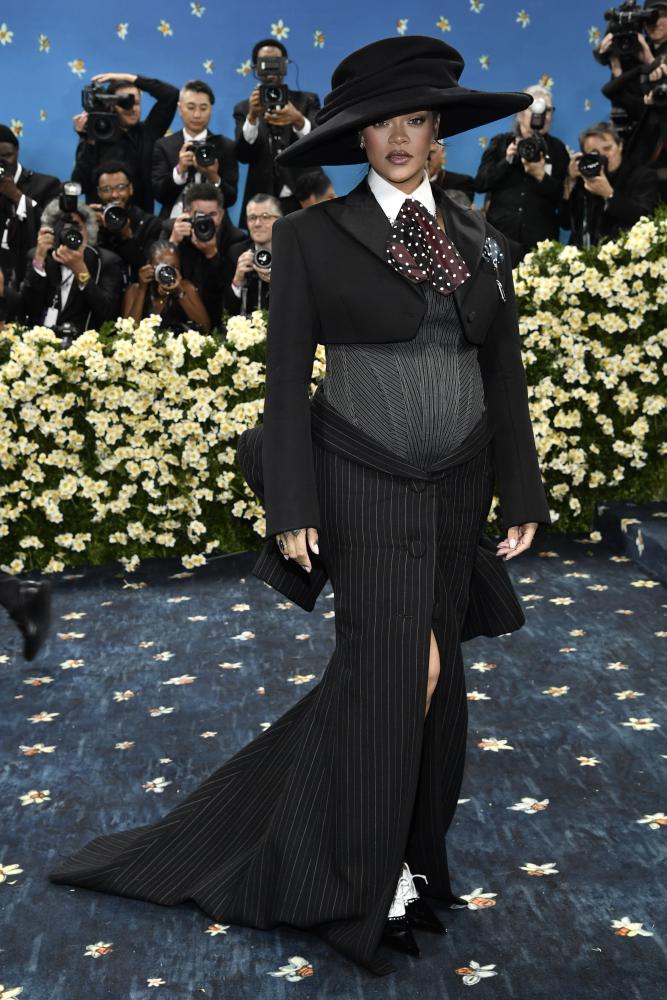Sängerin Rihanna bei der Benefizgala des Costume Institute des Metropolitan Museum of Art (The Met) zur Eröffnung der Ausstellung "Superfine: Tailoring Black Style" in New York
