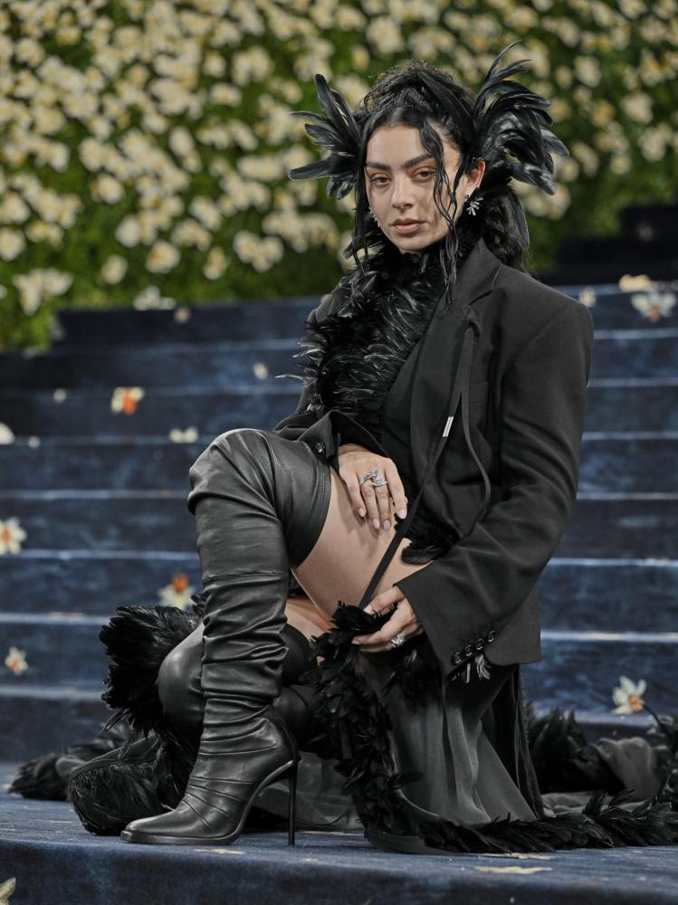 Sängerin Charli XCX bei der Benefizgala des Costume Institute des Metropolitan Museum of Art (The Met) zur Eröffnung der Ausstellung "Superfine: Tailoring Black Style" in New York