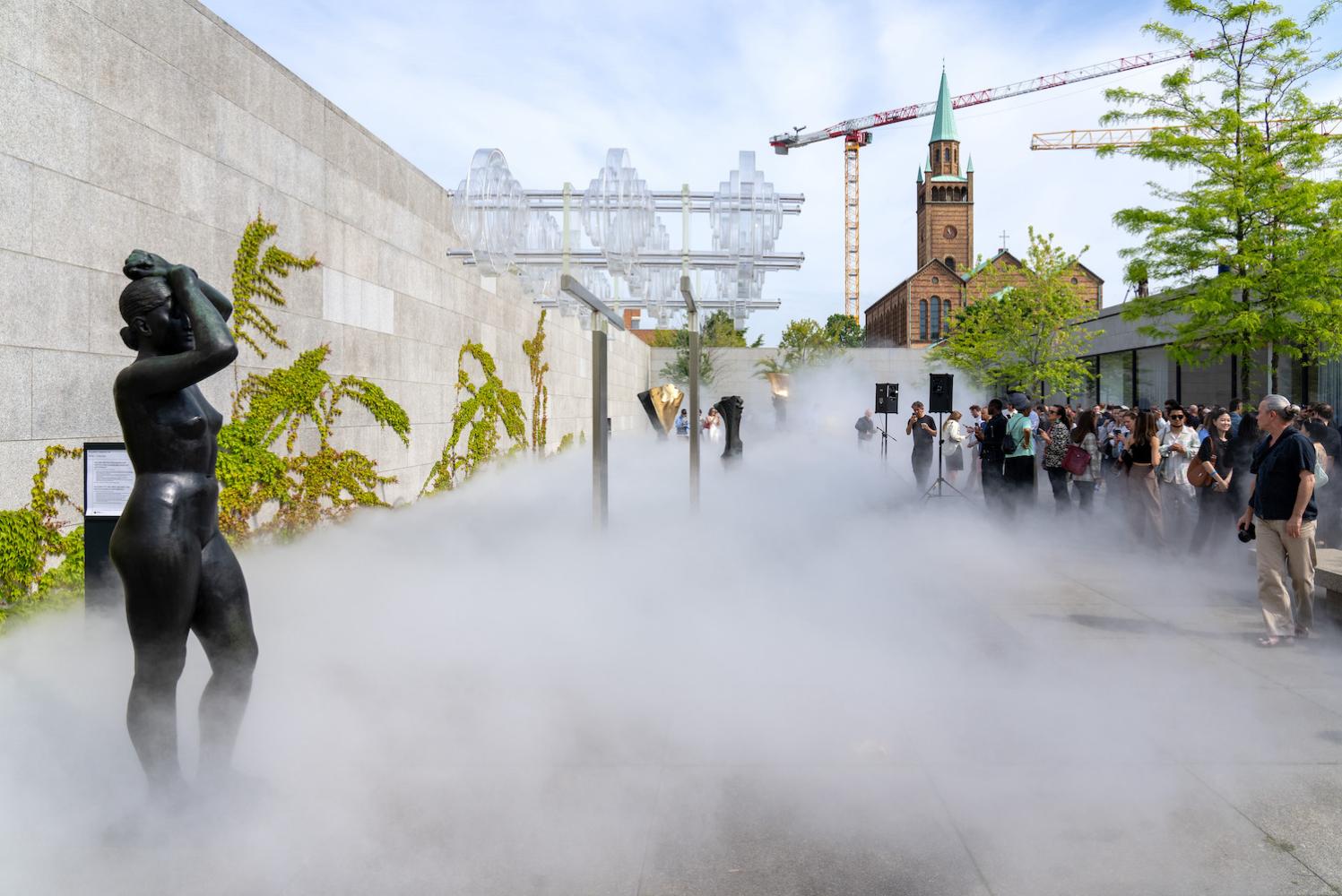 Museen im Nebel der wokeness? Der Skulpturengarten der Neuen Nationalgalerie in Berlin mit einer Dunst-Skulptur von Fujiko Nayaka