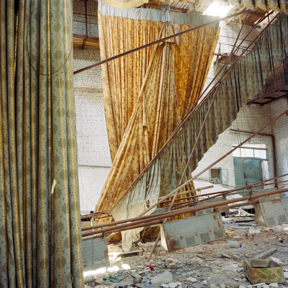 Sommer 2023. Oblast Mykolajiw, Ukraine. Der schwer beschädigte Saal des Kulturpalasts in der Kleinstadt Schewtschenkowe