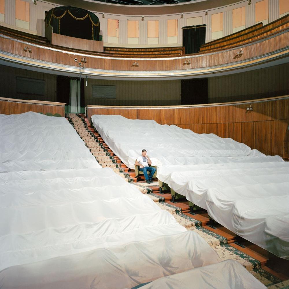 Sommer 2024. Cherson, Ukraine. Oleksander Kniga im Großen Saal des Cherson-Theaters, dessen Direktor er ist. Er wurde zu Beginn der Invasion von russischen Geheimdiensten entführt und verhört