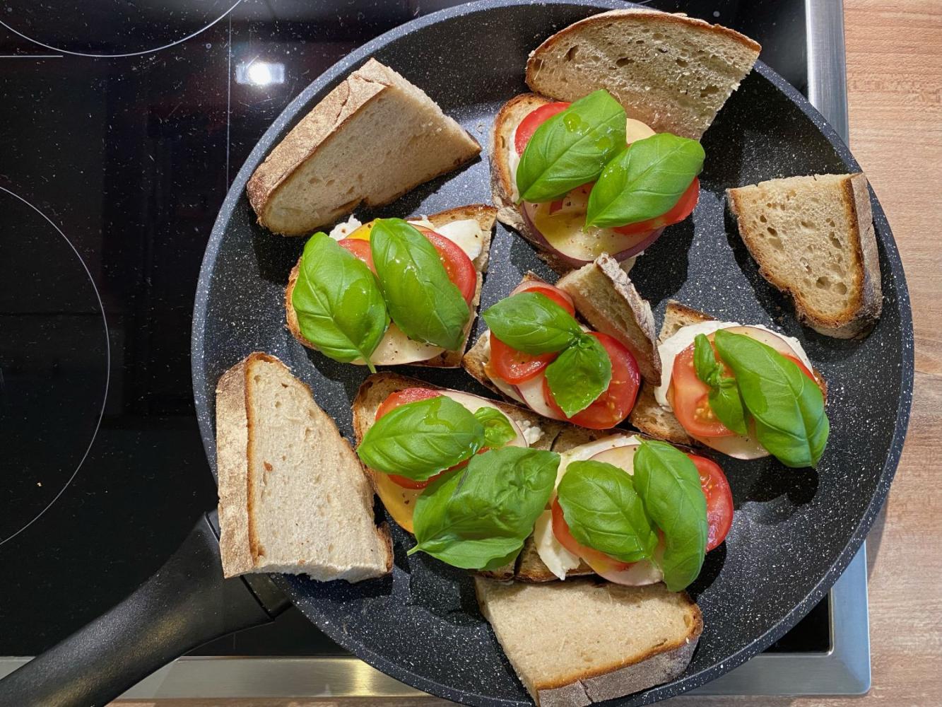 Gooey Mozzarella, Basilikum und Tomate