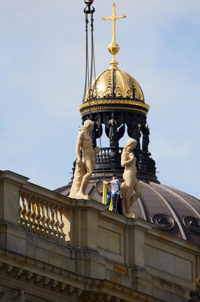 Installation der Balustradenfiguren auf dem Humboldt Forum, 2025