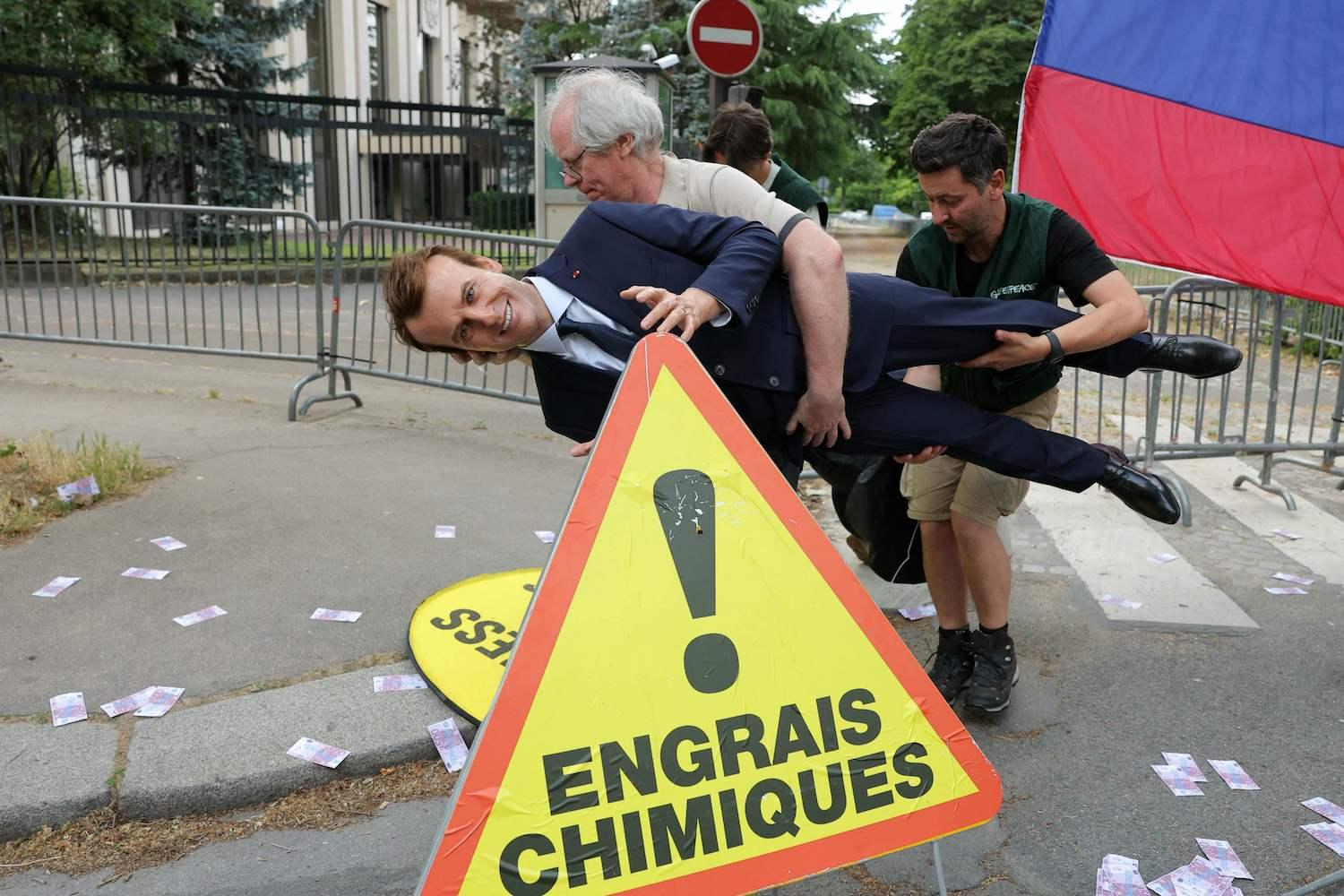  Greenpeace-Umweltschützer stellen vor der russischen Botschaft in Paris eine Wachsfigur des französischen Präsidenten Emmanuel Macron auf