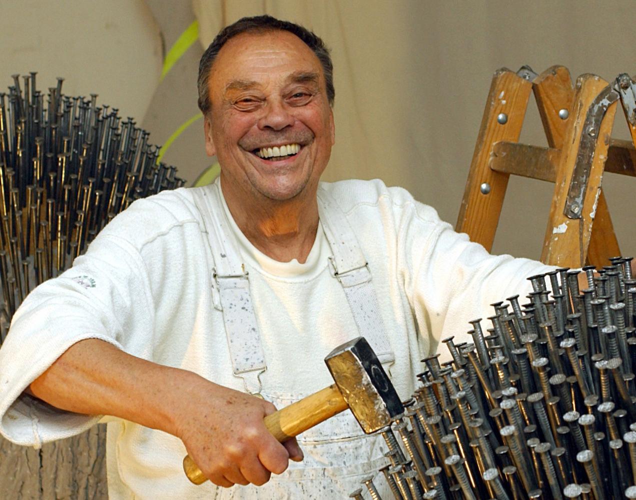 Günther Uecker in seiner Werkstatt, 2008