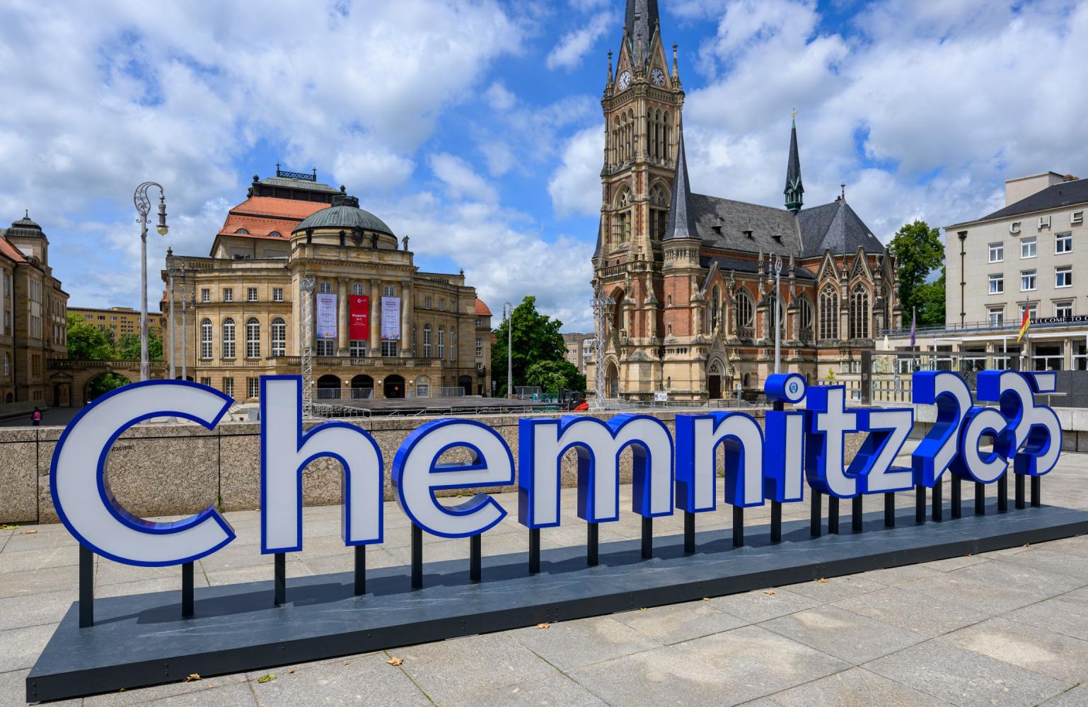 "Chemnitz 2025"-Schriftzug am Theaterplatz 
