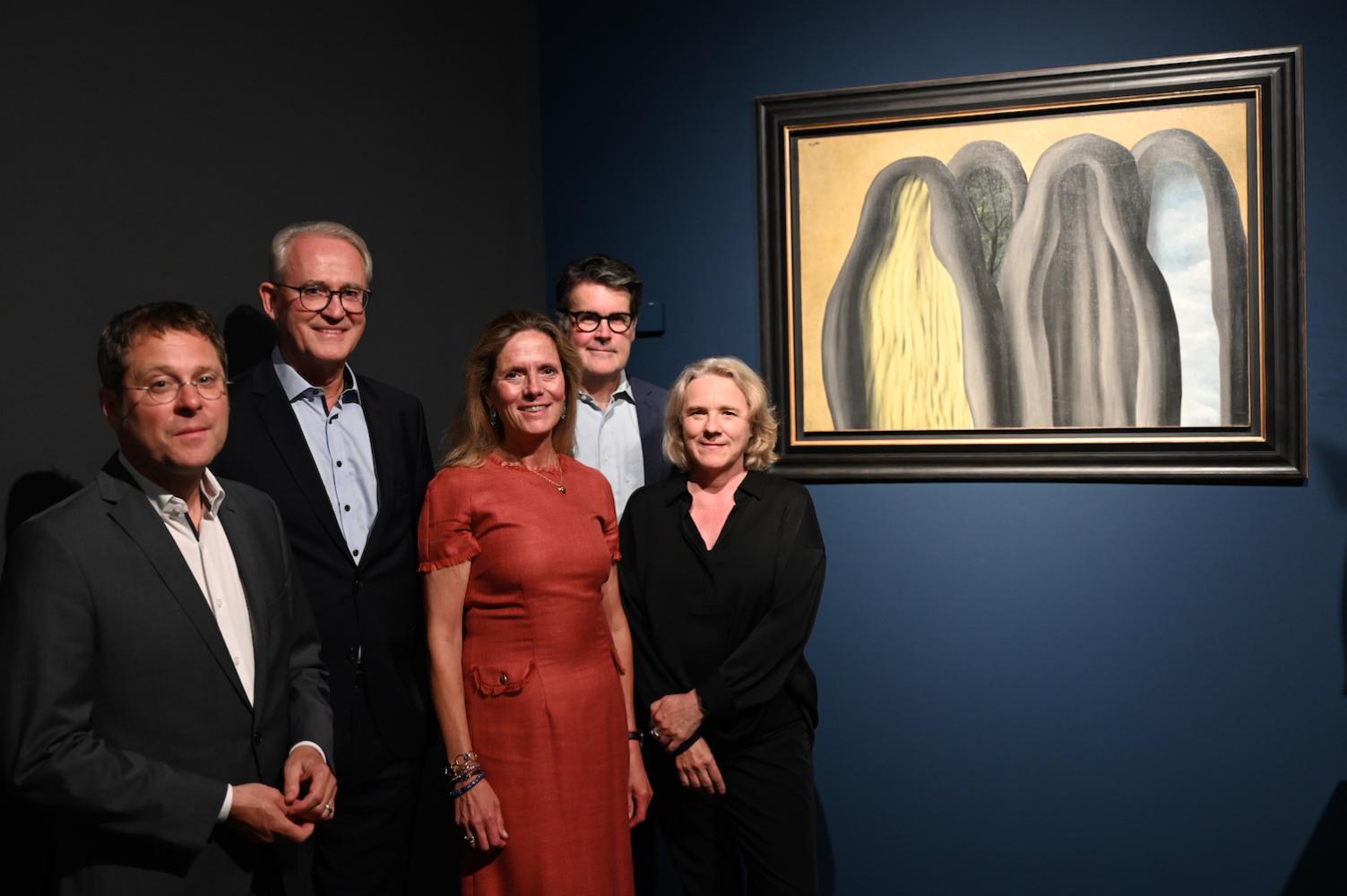 Kunsthallen-Direktor Alexander Klar (l-r), Bernd Kundrun, kursorischer Vorsitzender der Stiftung Hamburger Kunstsammlungen, Elisabeth Lorenz-Meyer, Geschäftsführerin der Stiftung Hamburger Kunstsammlungen, Toby Kamps, Leitung und Ausstellungskurator "Moderne" der Hamburger Kunsthallen, und Helga Huskamp, Geschäftsführerin der Hamburger Kunsthallen, neben "Le Palais deRideaux" von René Magritte
