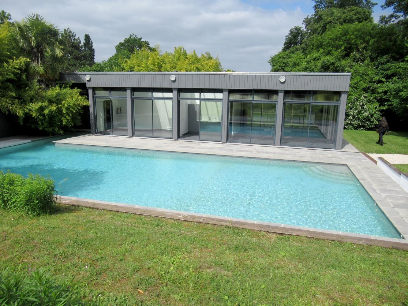 Pool und Poolhaus auf Karl Lagerfelds Anwesen