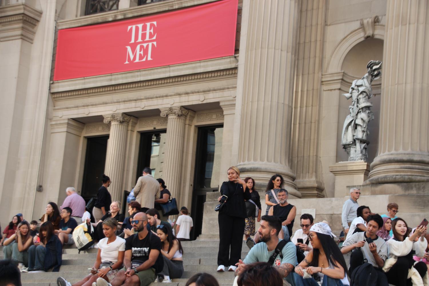 Das Metropolitan Museum in New York mit Fassadenskulpturen von Lee Bul
