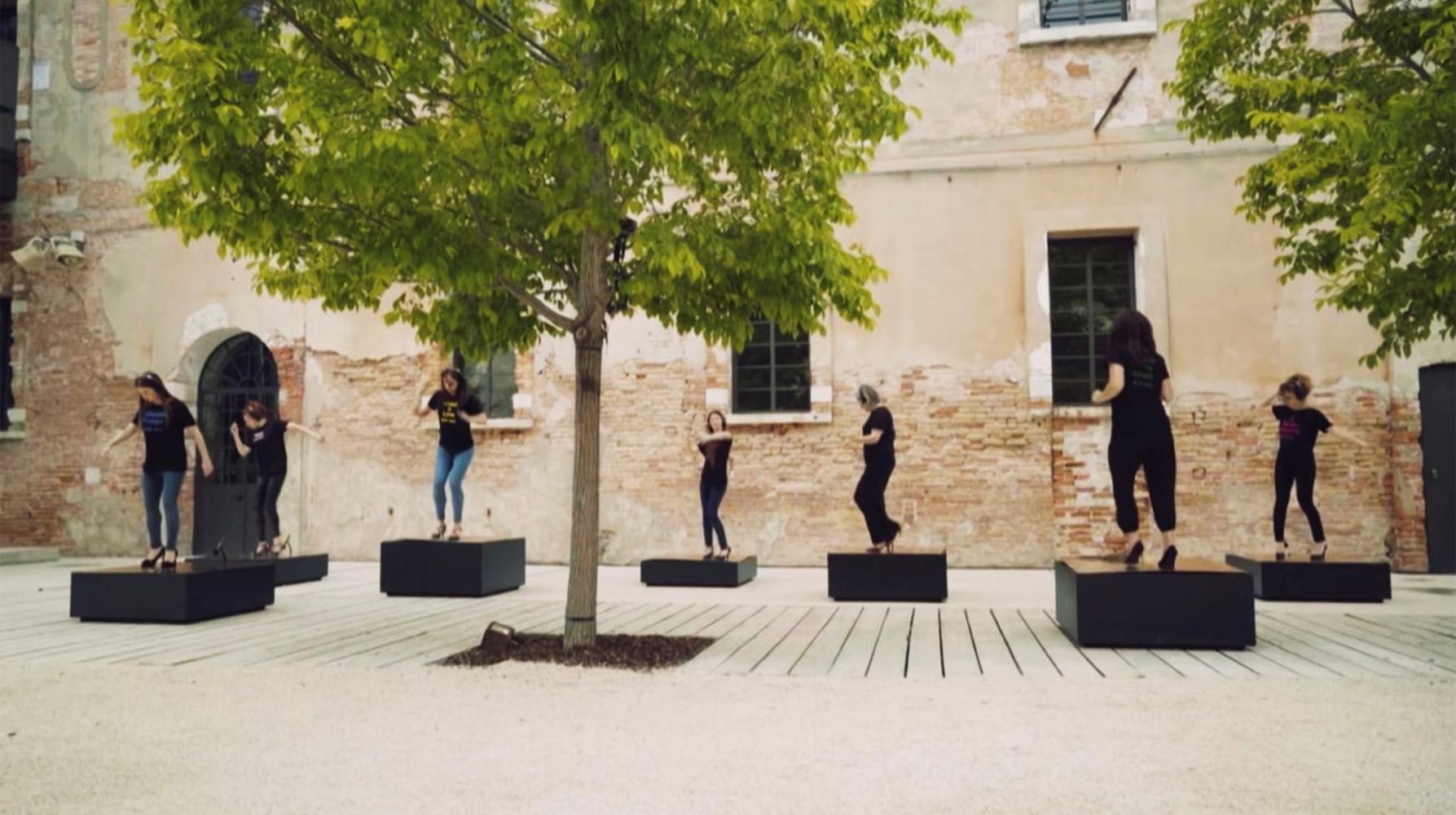 Zu sehen in Darmstadt: Nevin Aladağ "Raise the roof Venice", 2017, Videostill, 2025