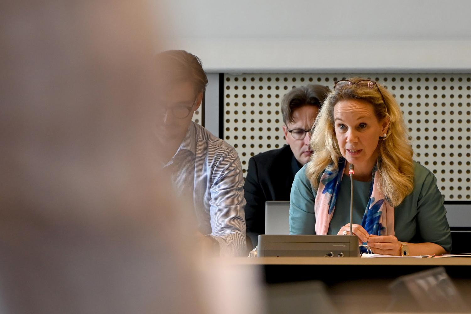 Sarah Wedl-Wilson, Berliner Senatorin für Kultur und Gesellschaftlichen Zusammenhalt, spricht vor dem Ausschuss für Kultur, Engagement und Demokratieförderung im Abgeordnetenhaus