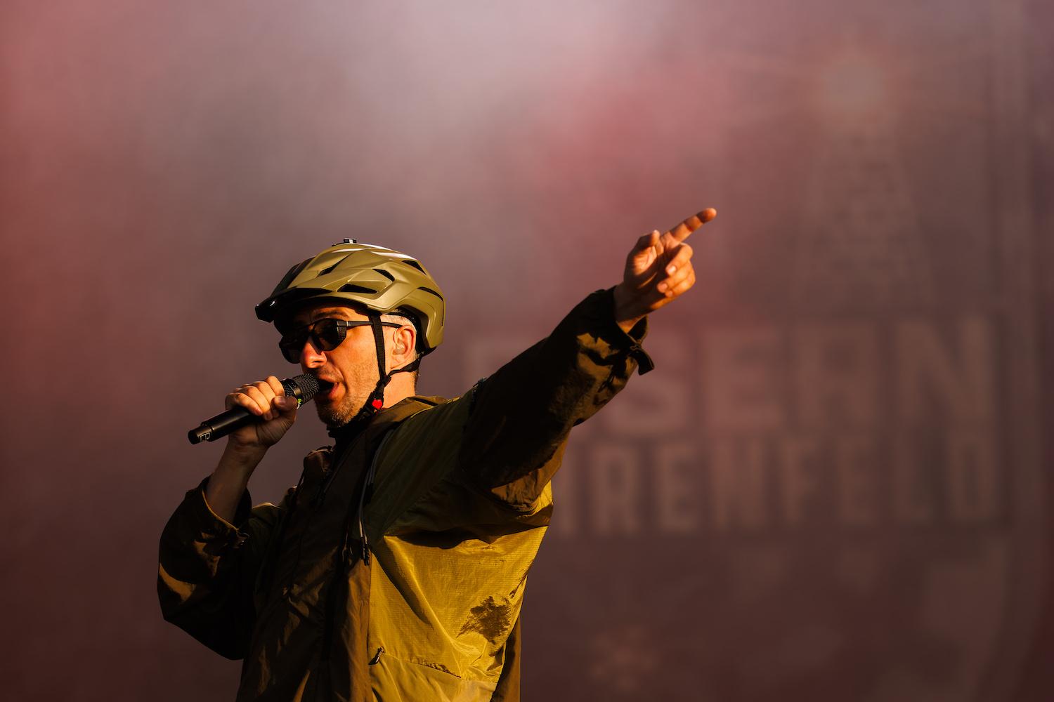 Jan Böhmermann Mitte Juni bei einem Auftritt mit dem Rundfunk-Tanzorchester Ehrenfeld beim Southside Festival