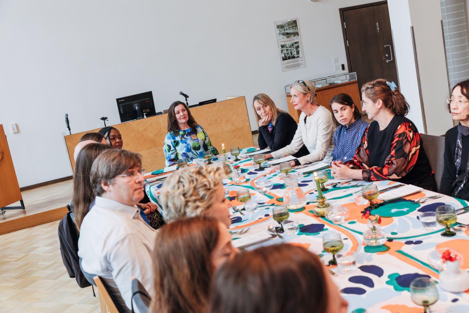 "Silence Meal" der Künstlerin Nina Backman (vor Kopf) in der Literaturgesellschaft Suomalaisen Kirjallisuuden Seura in Helsinki