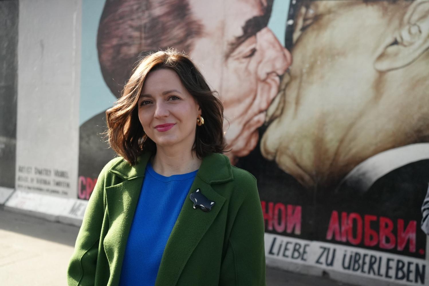 Anna Grosskopf, Kuratorin am Bröhan Museum Berlin, vor dem Bruderkuss an der East Side Gallery in Berlin in "Just a Kiss? - Eine Geschichte des Küssens"