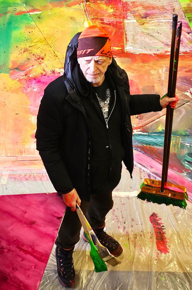 Herbert Brandl bei der Arbeit an seinem Gemälde "Gebirge", 2025