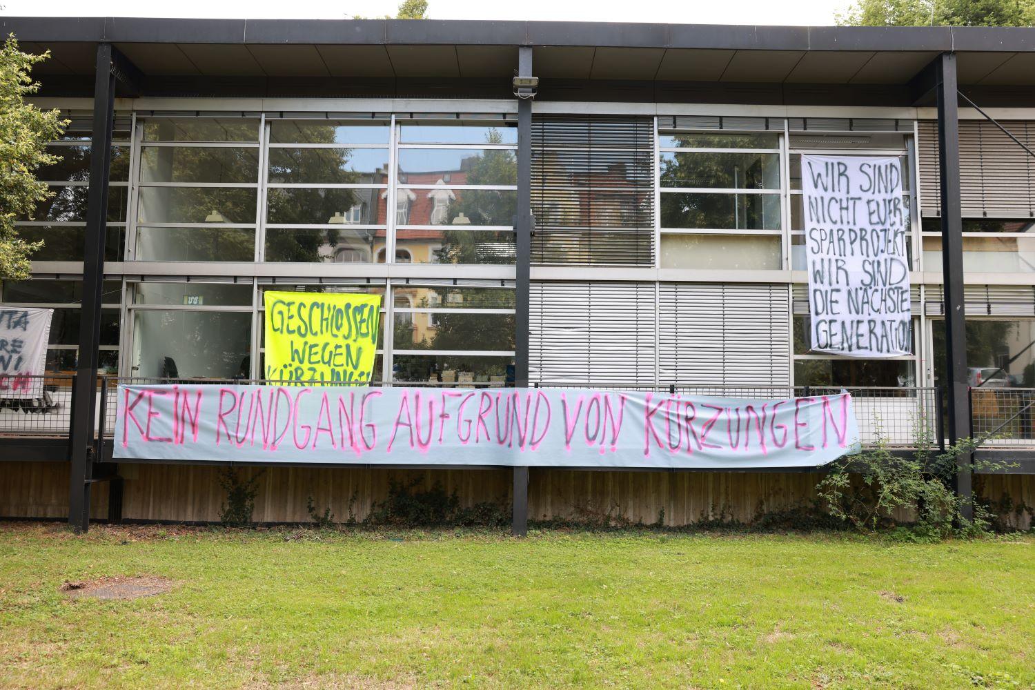 Protestbanner beim Rundgang 2025 an der Kunsthochschule Kassel