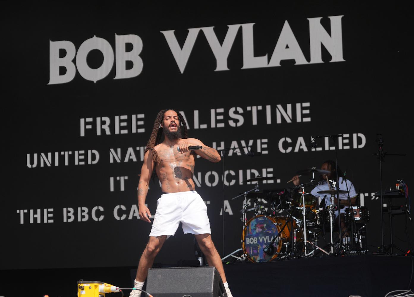 Bob Vylan von Bob Vylan am Wochenende beim Auftritt auf der West Holts Stage des Glastonbury Festivals