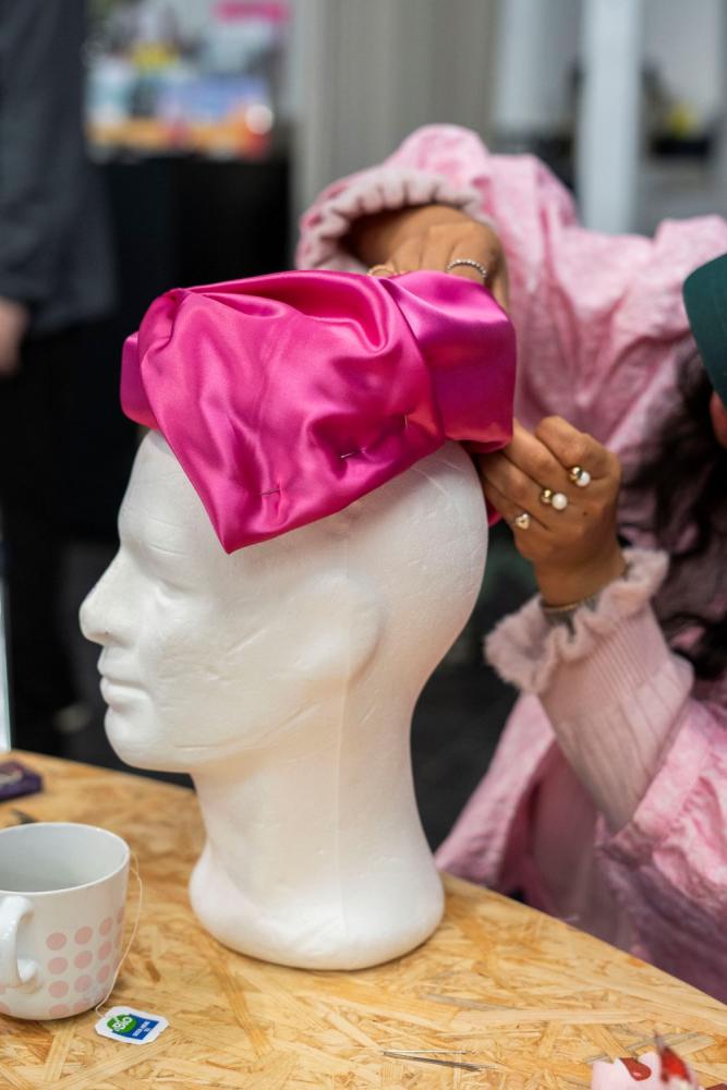 Offene Kostümwerkstatt, in Kooperation mit dem M_Treff Alte Feuerwache, ROOTS & ROUTES Cologne e.V., Rutfront Fastelovendsbund e.V. und den Künstler*innen, Kostüm- und Maskenbilder*innen, Temporary Gallery